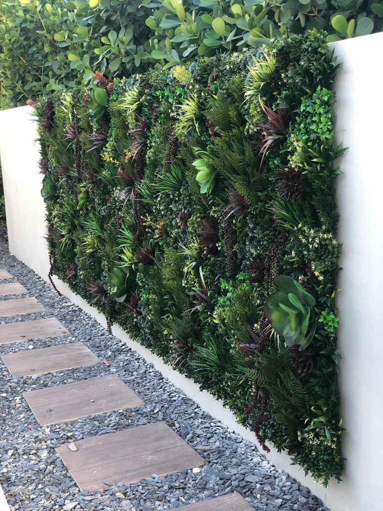 Outdoor Lush Vertical Garden Wall 